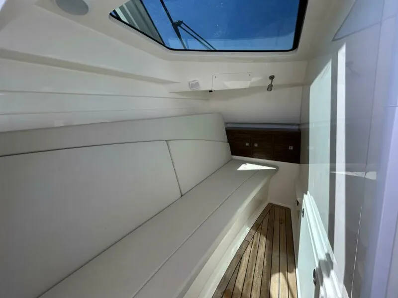 Slide: The Image of Boston Whaler 320 Vantage 2021 - 5724563