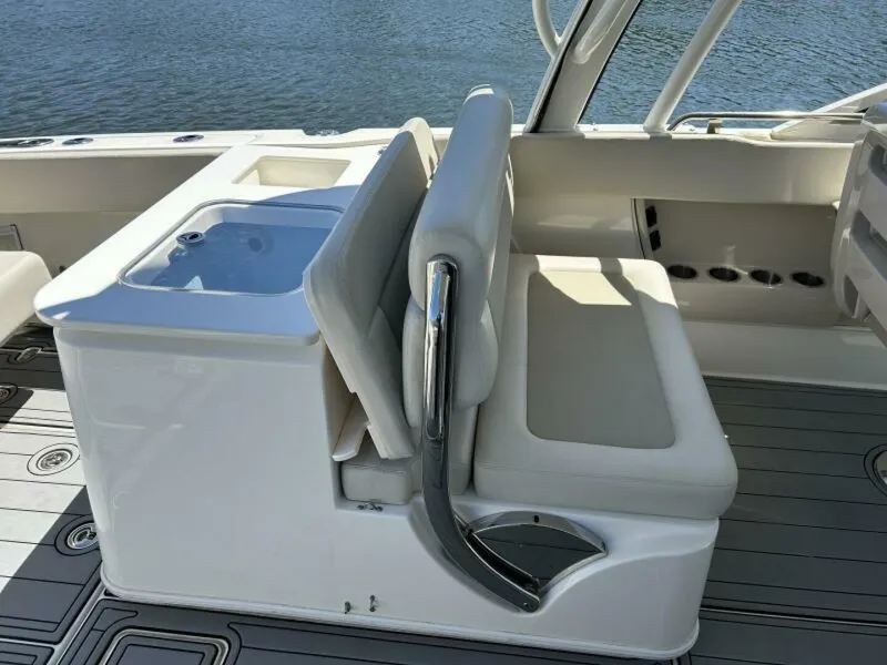 Slide: The Image of Boston Whaler 320 Vantage 2021 - 5724549
