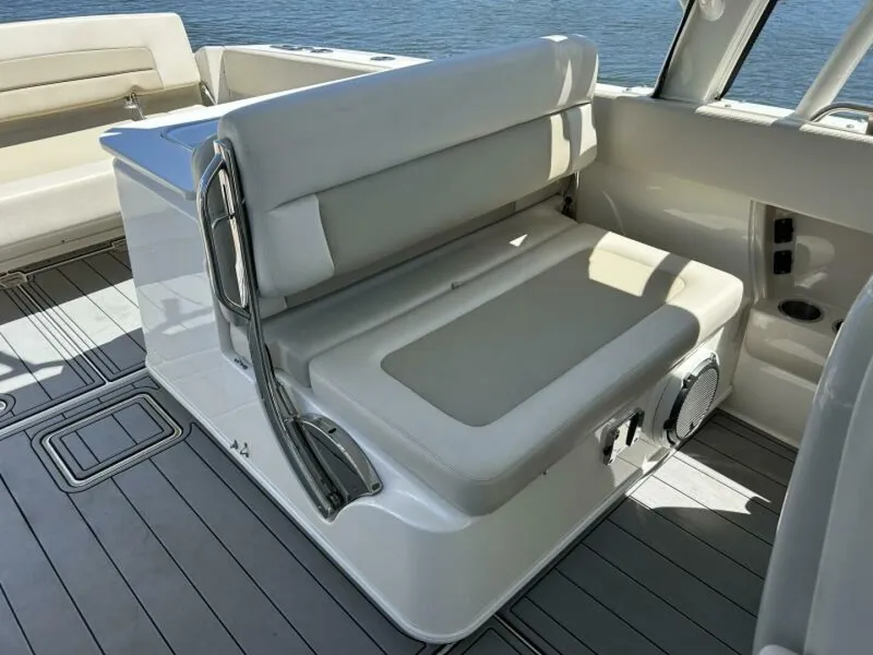 Slide: The Image of Boston Whaler 320 Vantage 2021 - 5724551