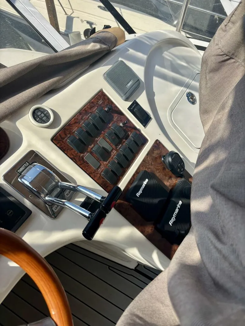 Slide: The Image of Sea Ray 400 Sedan Bridge 1999 - 5724996