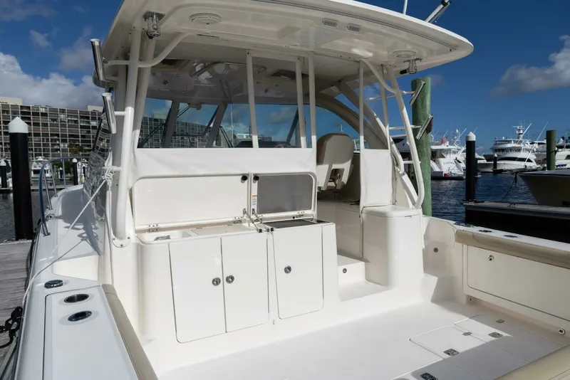 Slide: The Image of Pursuit 38 - TRACKER - Cockpit 2018 Pursuit 38 Center Console TRACKER - 7680289