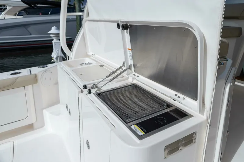 Slide: The Image of Pursuit 38 - TRACKER - Cockpit 2018 Pursuit 38 Center Console TRACKER - 7680290