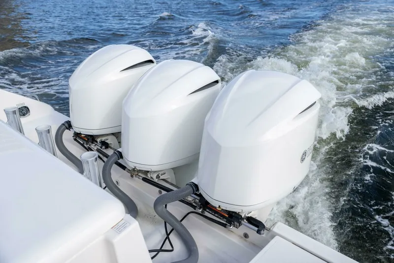Slide: The Image of Pursuit 38 - TRACKER - Yamaha Engines 2018 Pursuit 38 Center Console TRACKER - 7680276