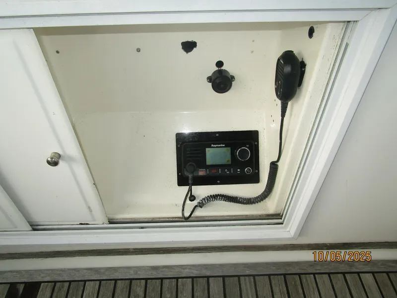 Slide: The Image of 42' Grand Banks flybridge VHF - 5726273