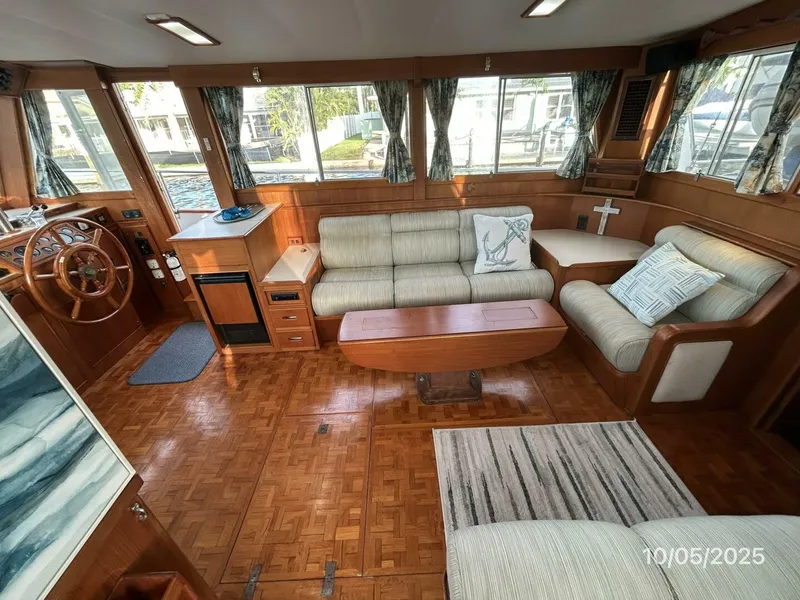 Slide: The Image of 42' Grand Banks salon starboard - 5726321