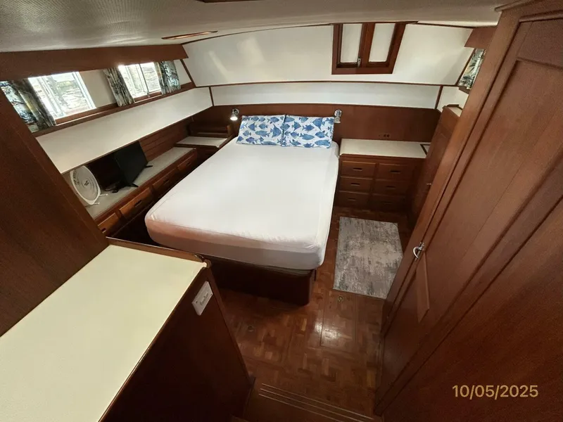 Slide: The Image of 42' Grand Banks master stateroom - 5726298