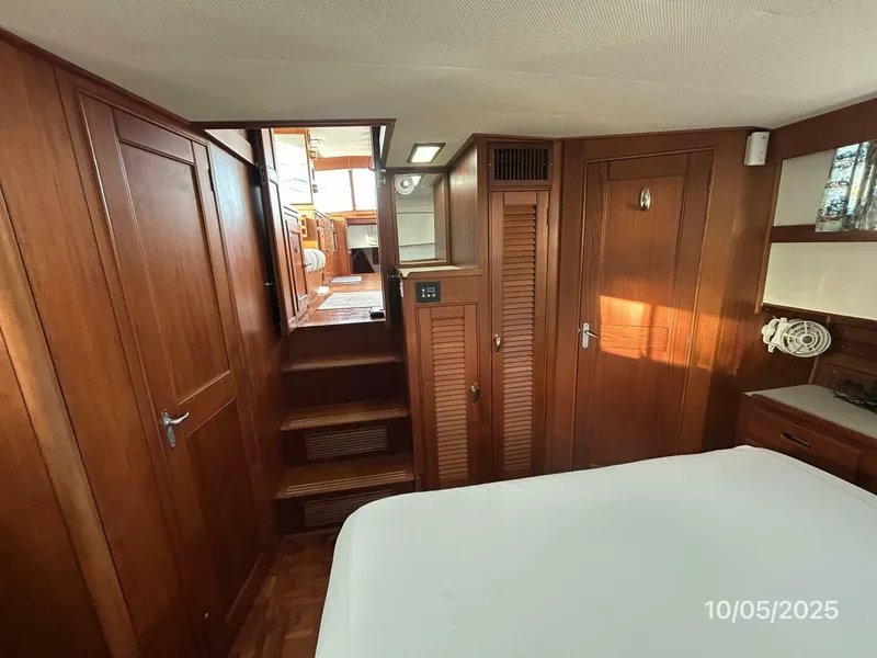 Slide: The Image of 42' Grand Banks master stateroom forward - 5726296