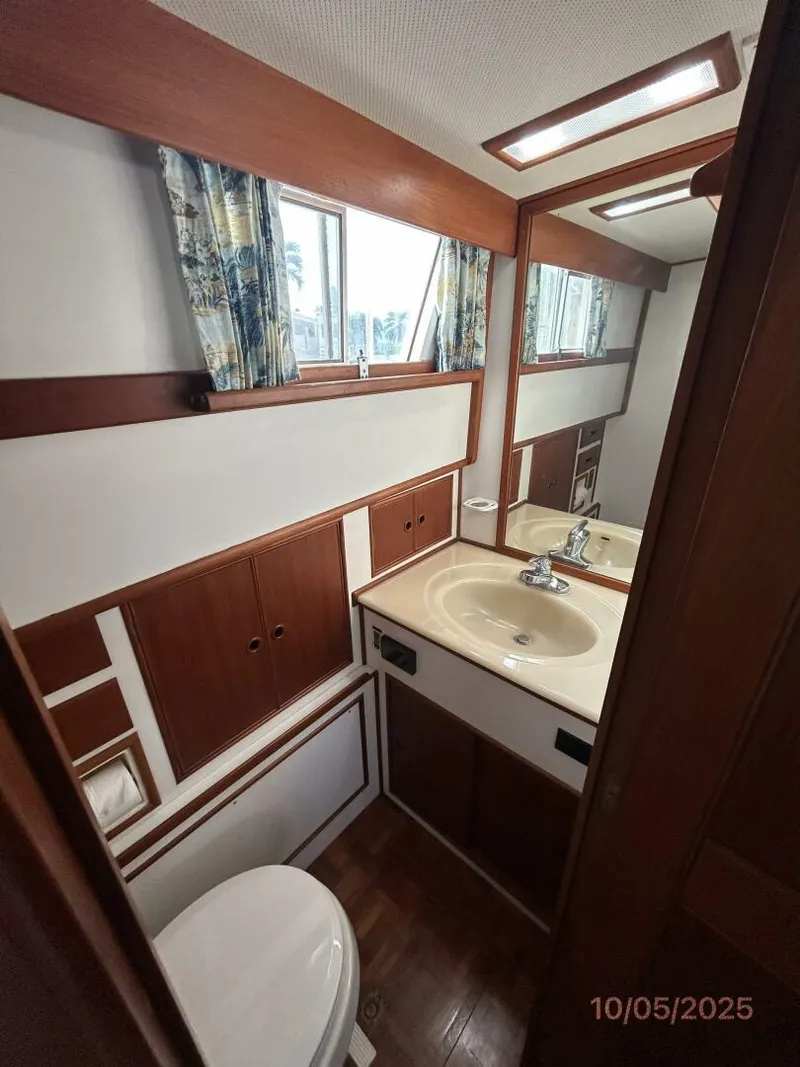 Slide: The Image of 42' Grand Banks master stateroom head - 5726297