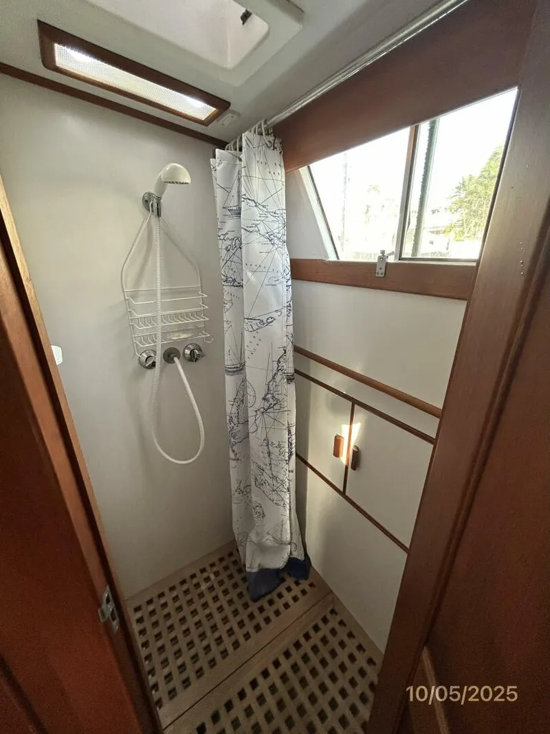 Slide: The Image of 42' Grand Banks master stateroom shower - 5726300