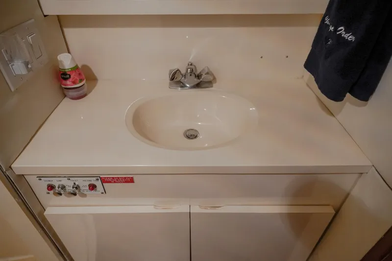 Slide: The Image of 1994 Hatteras 46 Convertible- CHANGE ORDER- Master Head - 5727020