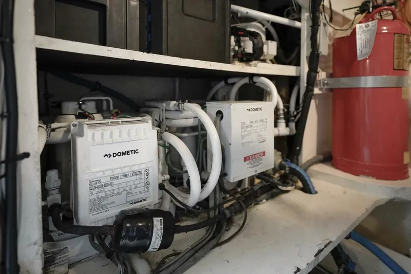 Slide: The Image of 1994 Hatteras 46 Convertible- CHANGE ORDER- Engine Room - 5727058