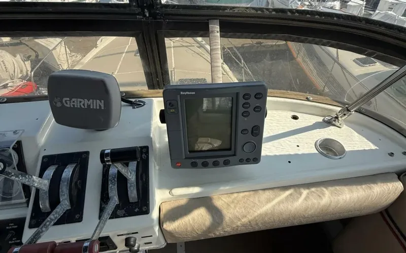 Slide: The Image of Bayliner 3870 Motoryacht 1983 - 5730289