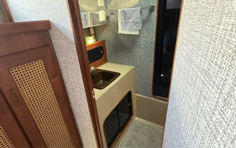 Slide: The Image of Bayliner 3870 Motoryacht 1983 - 5730264