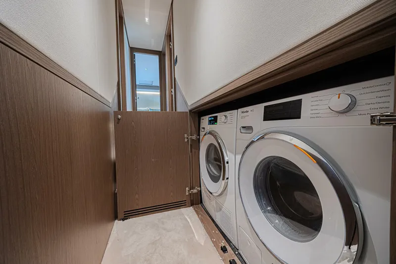 Slide: The Image of Azimut Magellano 66 2022 - 5733143