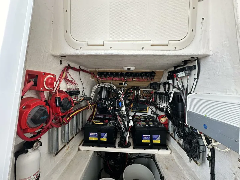 Slide: The Image of Contender 33 - Battery Compartment 1998 Contender 33 31 Open - 5734020