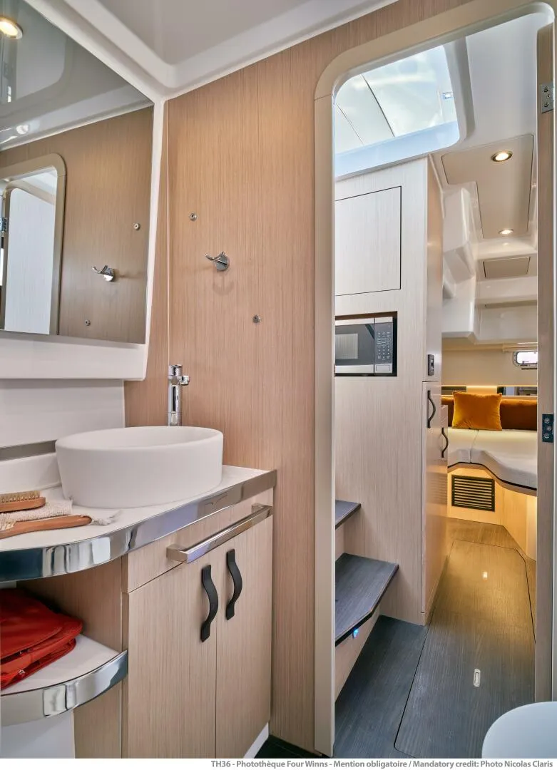 Slide: The Image of Four Winns TH38 2026 - 5736187