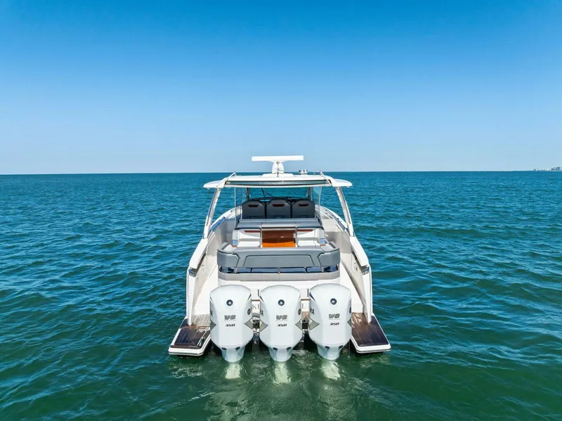 Slide: The Image of Tiara 38 LS 2018 - 5737998