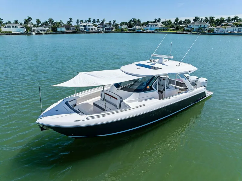 Slide: The Image of Tiara 38 LS 2018 - 5738216