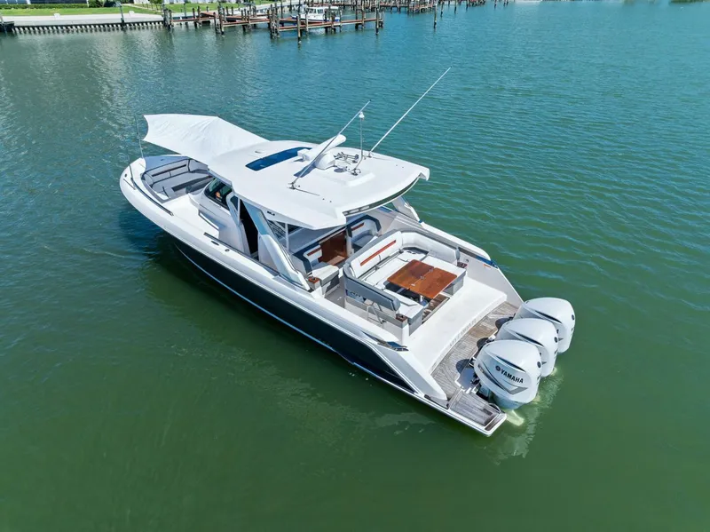 Slide: The Image of Tiara 38 LS 2018 - 5738367