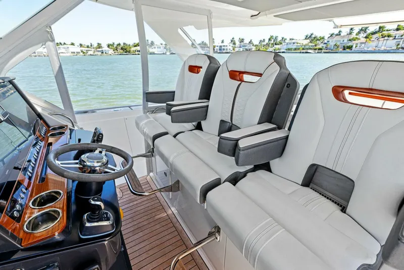 Slide: The Image of Tiara 38 LS 2018 - 5737955