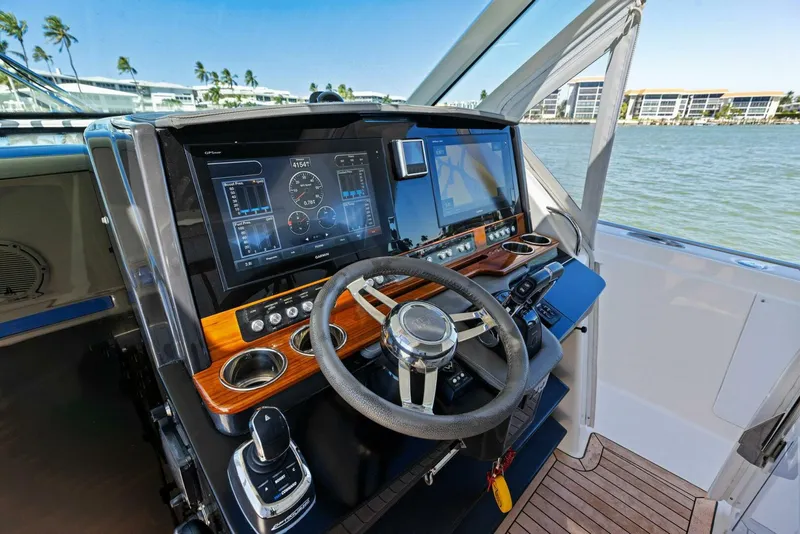 Slide: The Image of Tiara 38 LS 2018 - 5737956