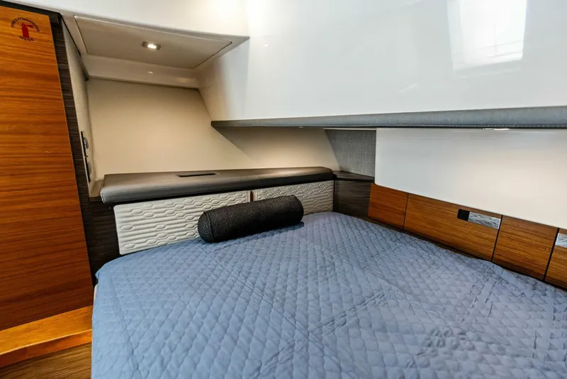 Slide: The Image of Tiara 38 LS 2018 - 5737966