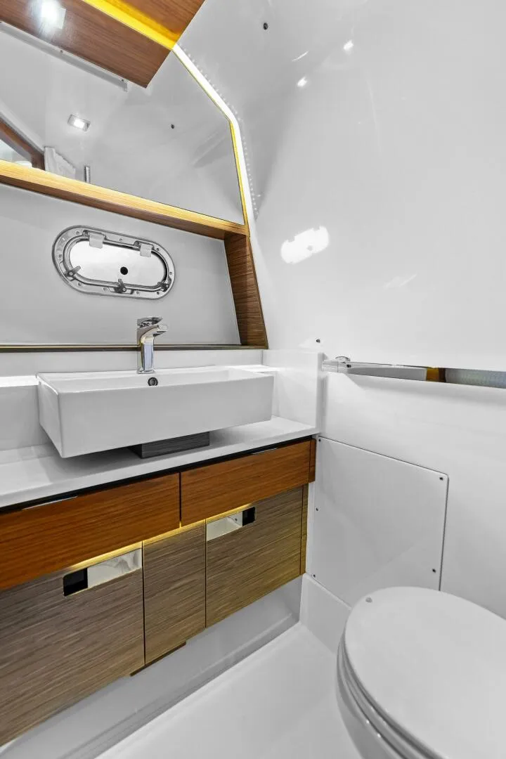 Slide: The Image of Tiara 38 LS 2018 - 5737969