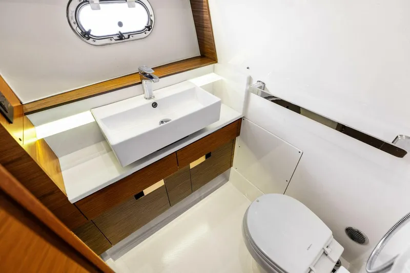 Slide: The Image of Tiara 38 LS 2018 - 5737970