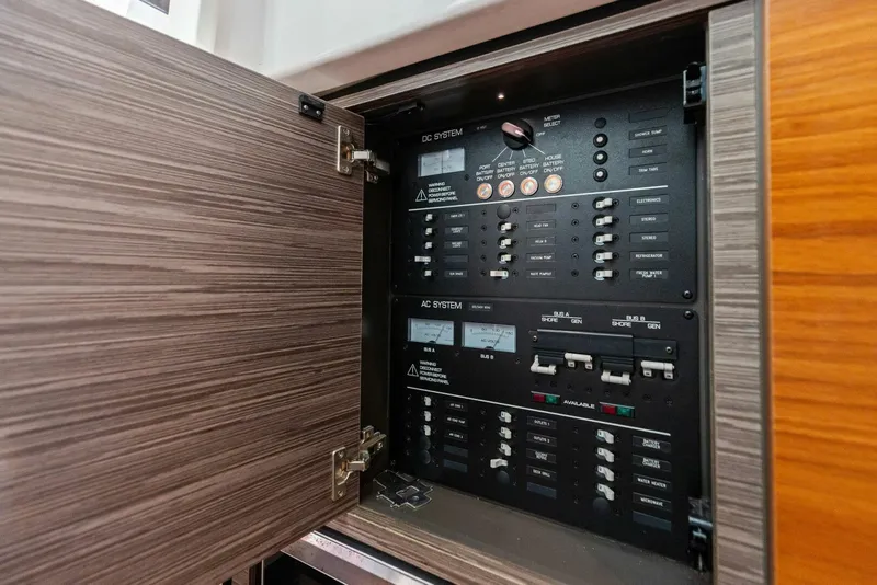 Slide: The Image of Tiara 38 LS 2018 - 5737972