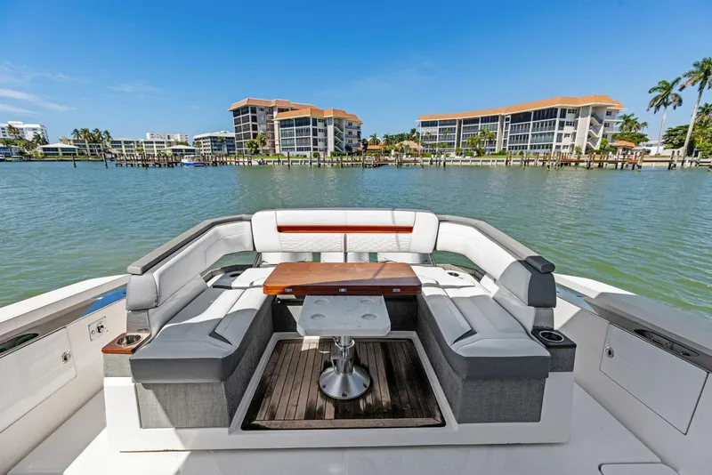 Slide: The Image of Tiara 38 LS 2018 - 5737982