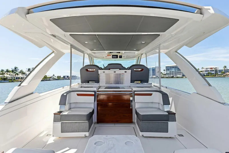 Slide: The Image of Tiara 38 LS 2018 - 5737988