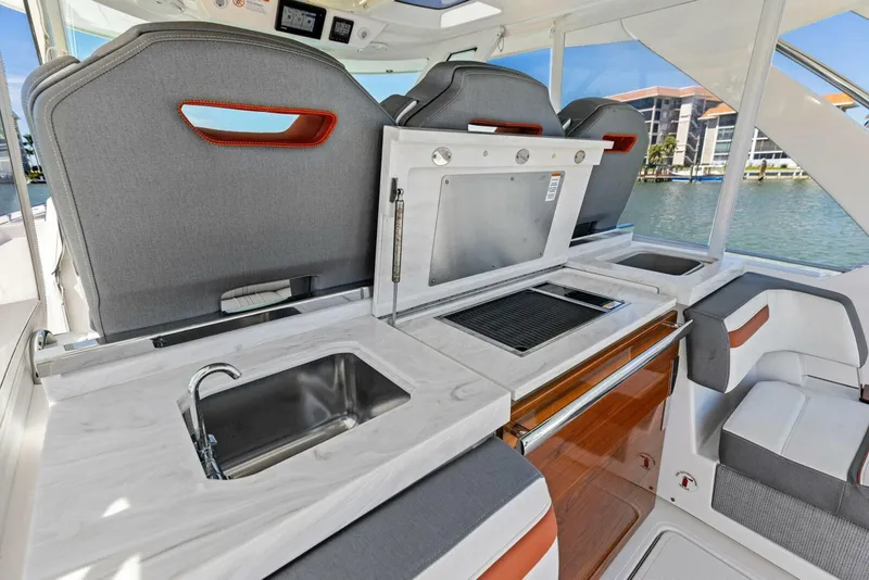 Slide: The Image of Tiara 38 LS 2018 - 5737990