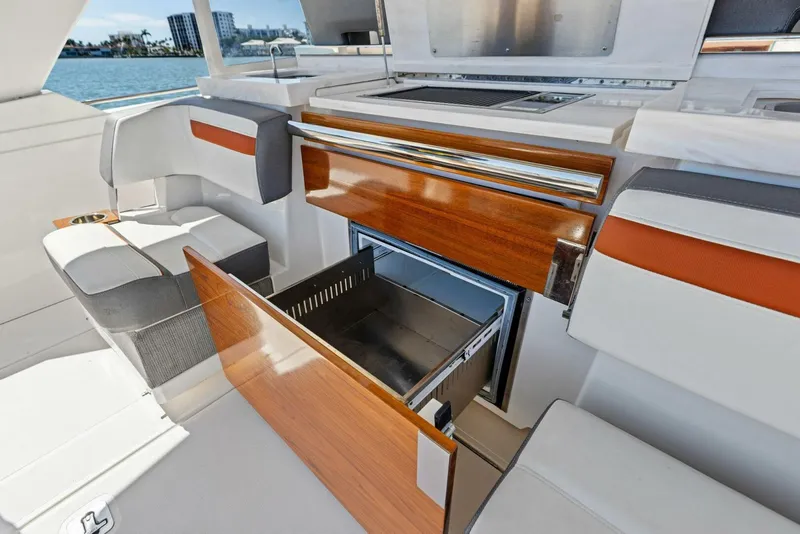 Slide: The Image of Tiara 38 LS 2018 - 5737991