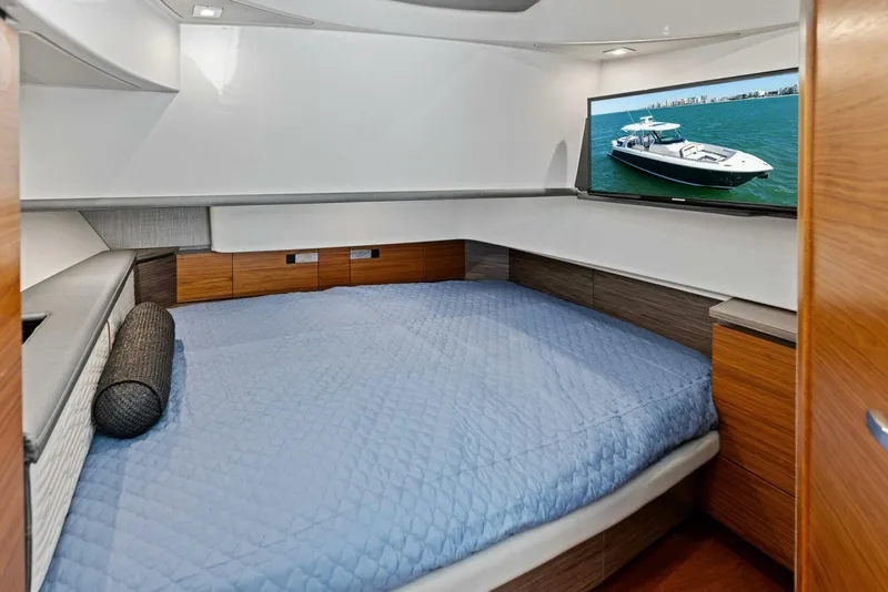 Slide: The Image of Tiara 38 LS 2018 - 5737949