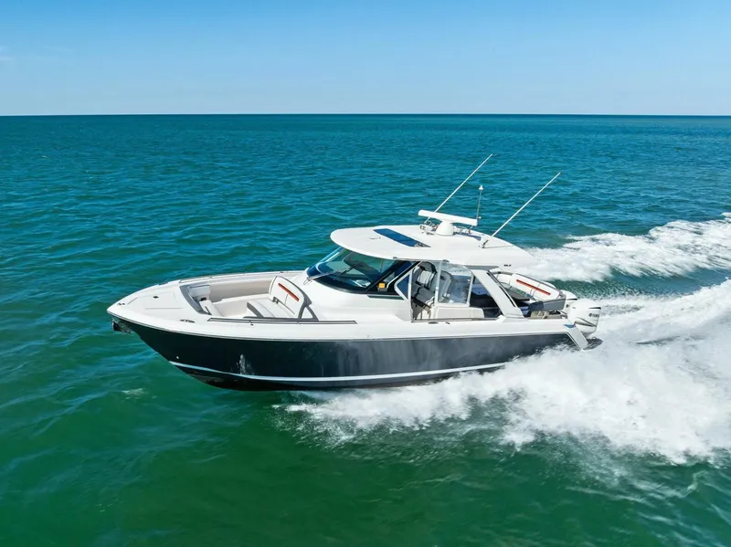 Slide: The Image of Tiara 38 LS 2018 - 5738363