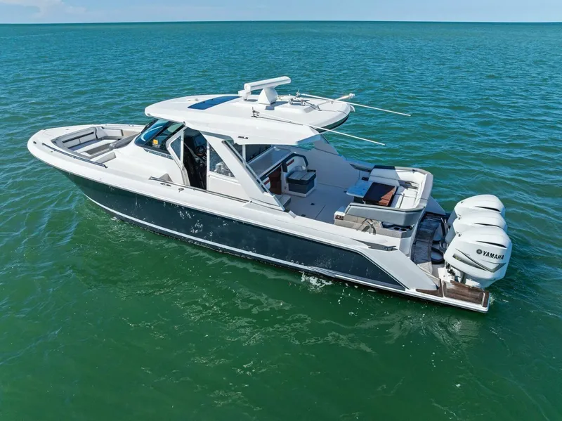 Slide: The Image of Tiara 38 LS 2018 - 5737996