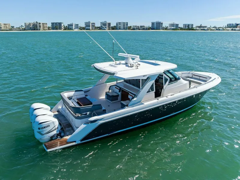 Slide: The Image of Tiara 38 LS 2018 - 5738364