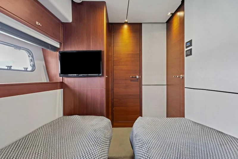 Slide: The Image of 2018 Princess Y75 Motor Yacht - 5755871