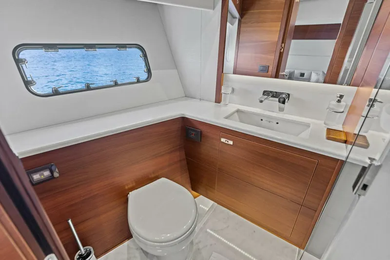 Slide: The Image of 2018 Princess Y75 Motor Yacht - 5755872