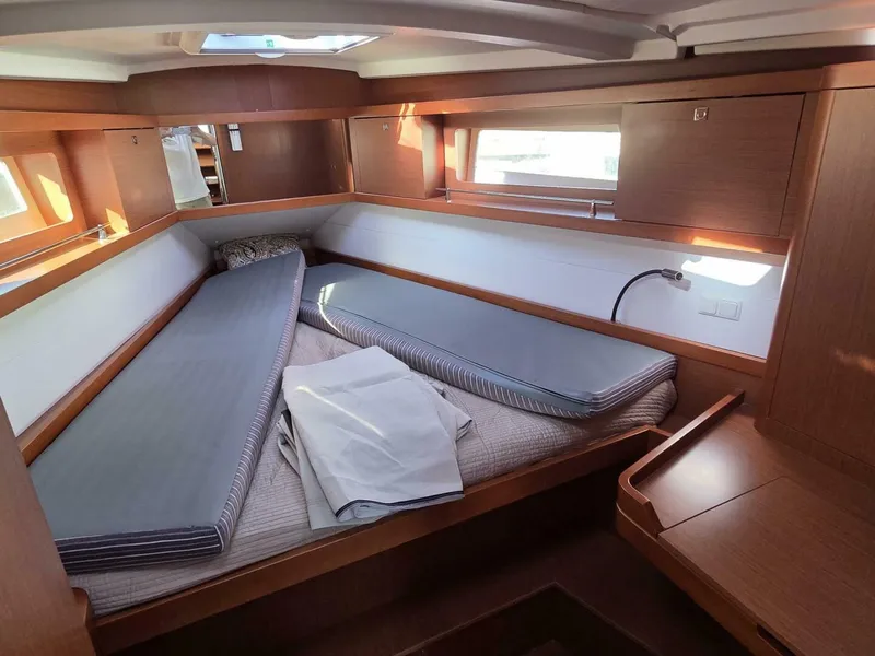 Slide: The Image of Spacious Vee Berth w/ Desk - 5739417