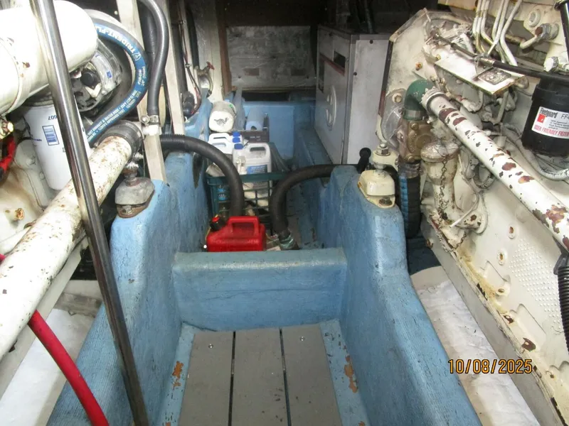 Slide: The Image of 34' Sabreline engine room forward - 5739814