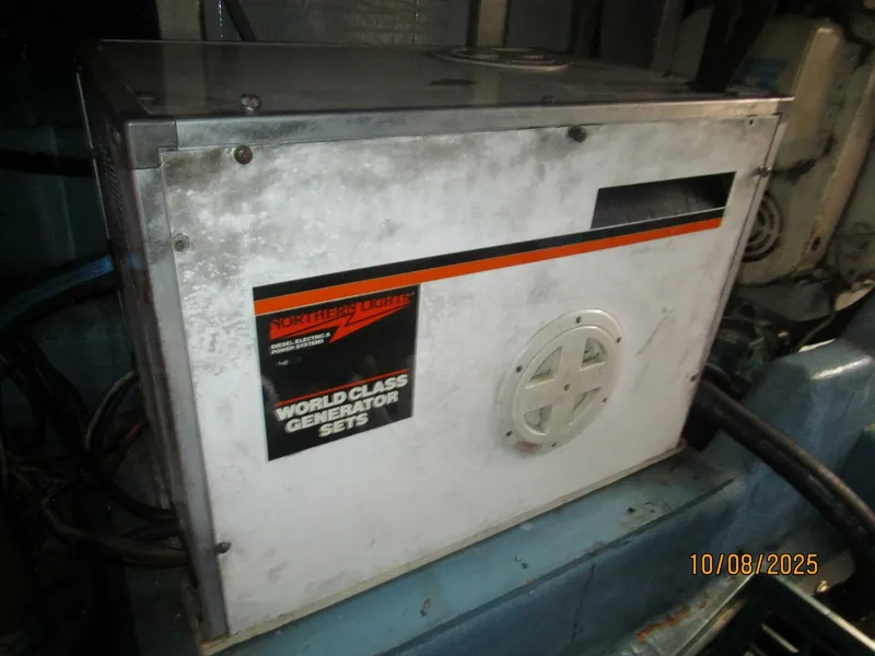 Slide: The Image of 34' Sabreline generator soundbox - 5739833