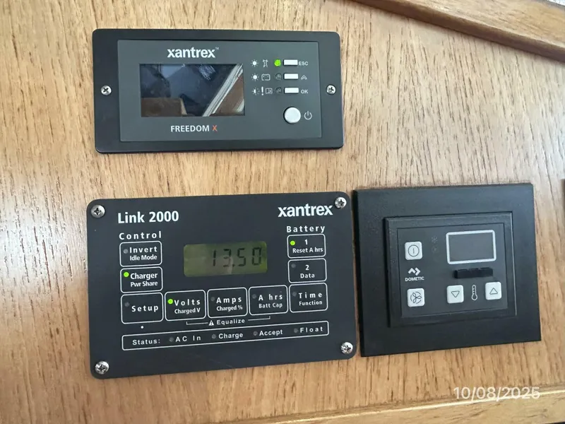 Slide: The Image of 34' Sabreline inverter-battery displays - 5739803