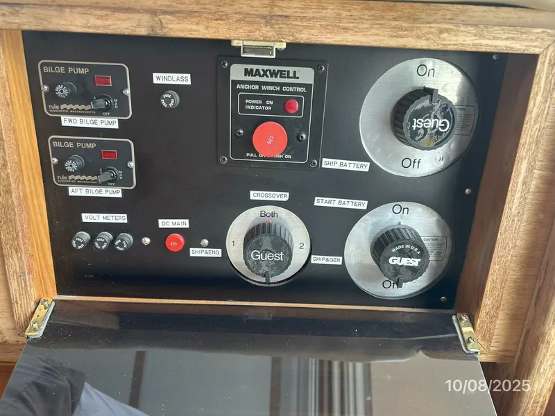 Slide: The Image of 34' Sabreline battery switches - 5739804