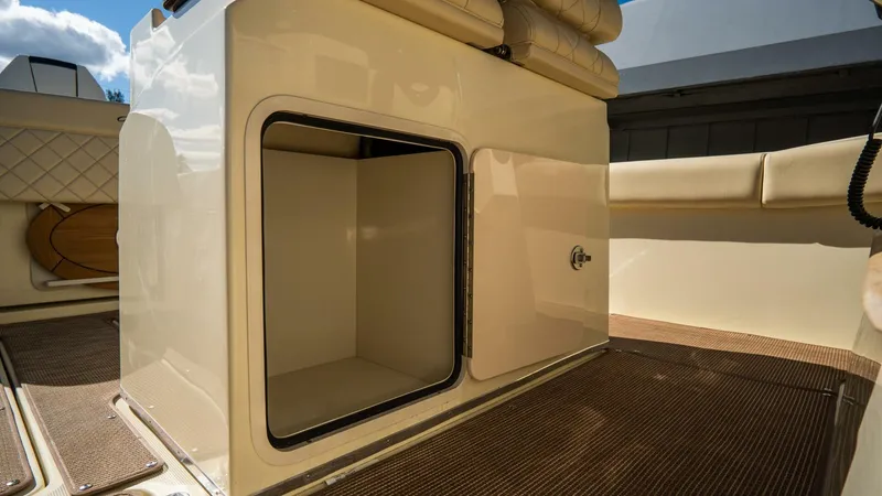 Slide: The Image of Chris-Craft Catalina 2025 - 5748185