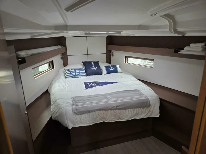 Slide: The Image of Spacous Vee Berth - 5742227