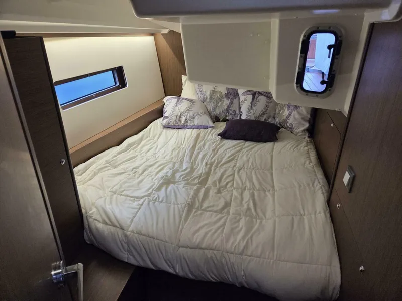 Slide: The Image of Aft Starboard Queen Berth - 5742228