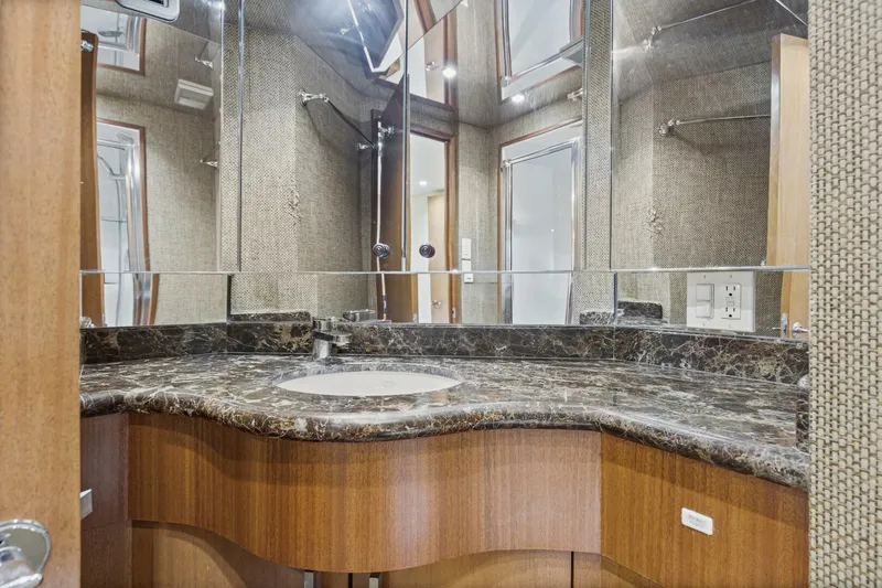 Slide: The Image of 2008 60 Hatteras Blacksmith Master Head (2) - 5743679