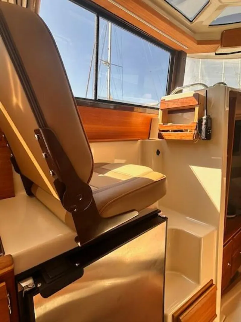 Slide: The Image of Ranger Tug R-27 Luxury Edition 2024 - 5743861