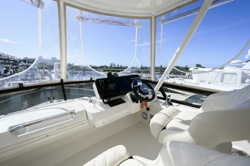 Slide: The Image of Carver 40 - SEAS THE DAY - Helm Station 2017 Carver C40 - SEAS THE DAY - 7680041
